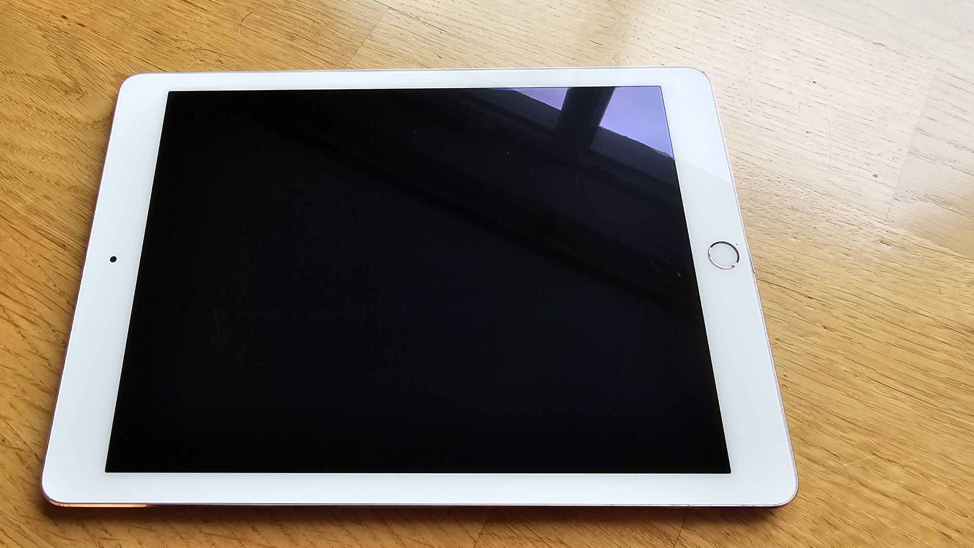 Tablet APPLE iPad 10.9" . 64 GB Wi-Fi złoty
Tablet APPLE iPad