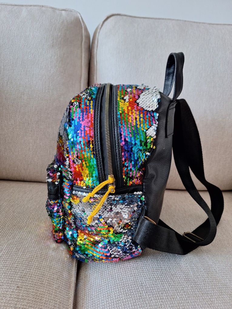 Mochila com lantejoulas colorida. Usada como nova