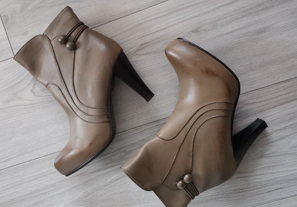 Botki beżowa na obcasie