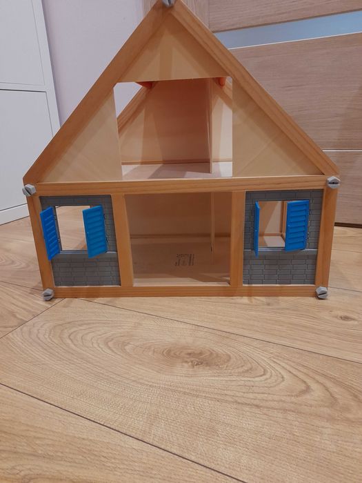 Drewniany domek dla lalek