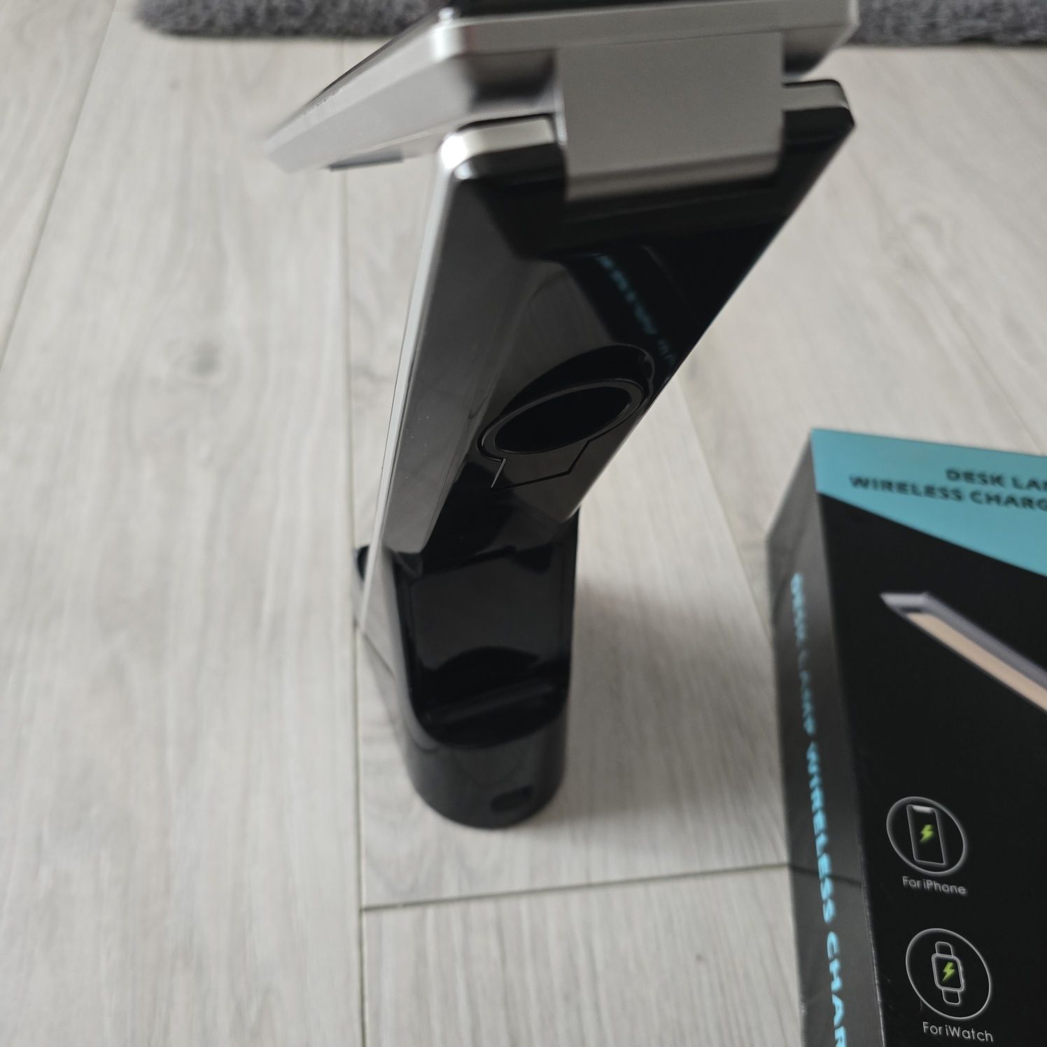 Lampka 5w1 z funkcją budzika oraz ładowarką bezprzewodową dla telefonu