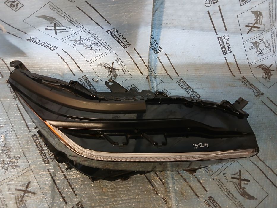 Lampa przednia prawa TOYOTA BZ BZ4X   IDEALNA