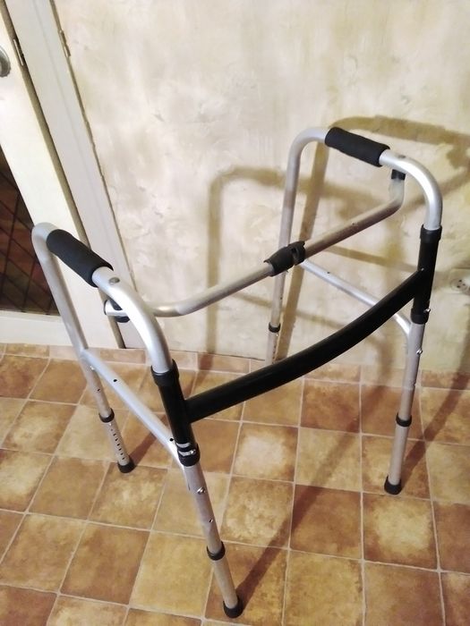 Ходунки шагающие складные.