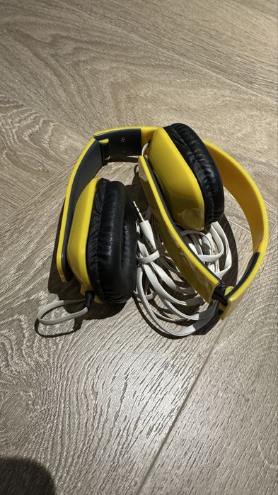 Składane żółte sluchawki na kabel