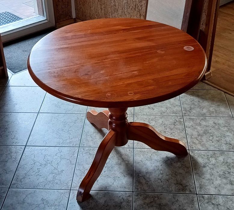 Okrągły drewniany stolik