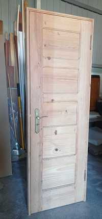 Porta completa em madeira de pinho