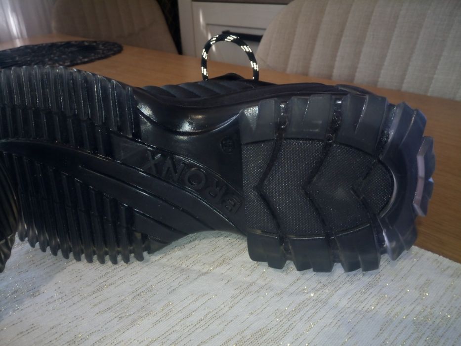 Продам, крутые,новые кроссовки,кожаные,женские, 39 размер,