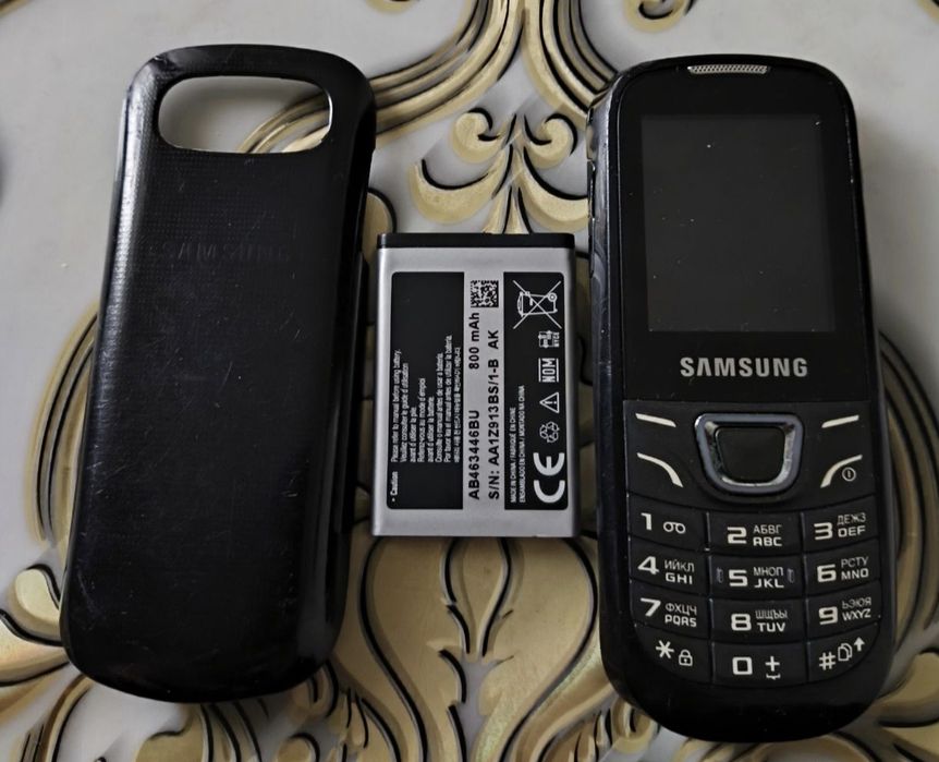 Робочий кнопочный телефон Самсунг