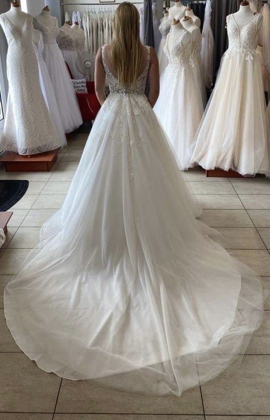 Suknia ślubna z długim trenem