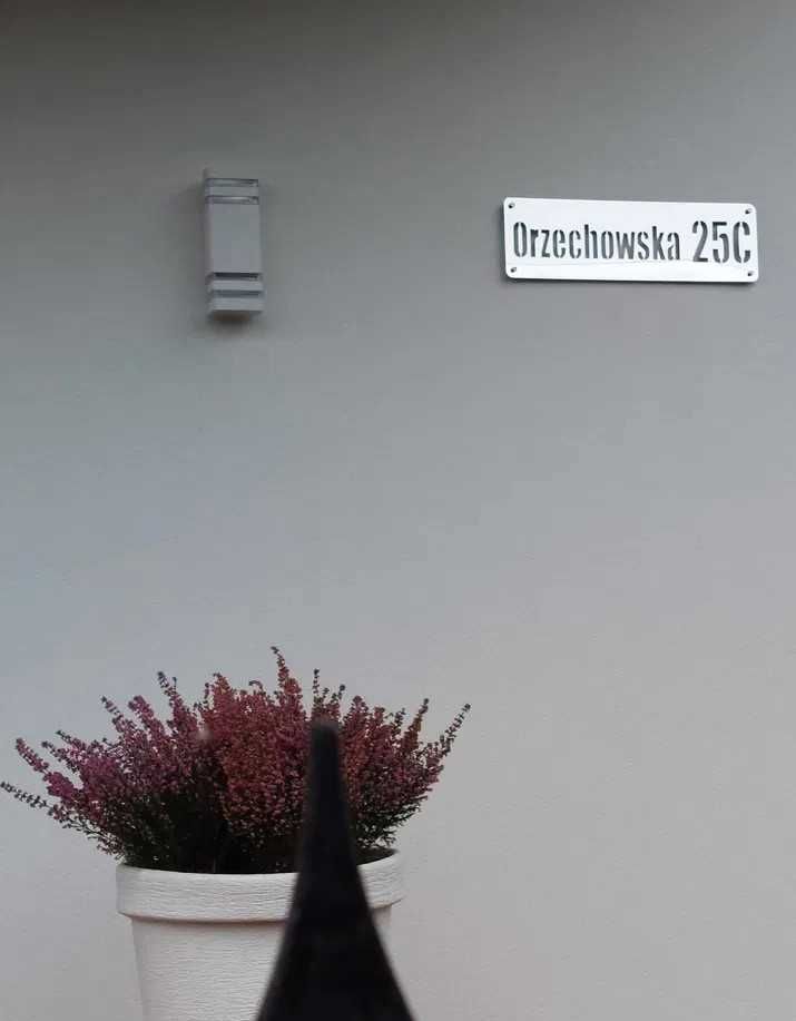 Lustrzany numer na dom, tabliczka adresowa