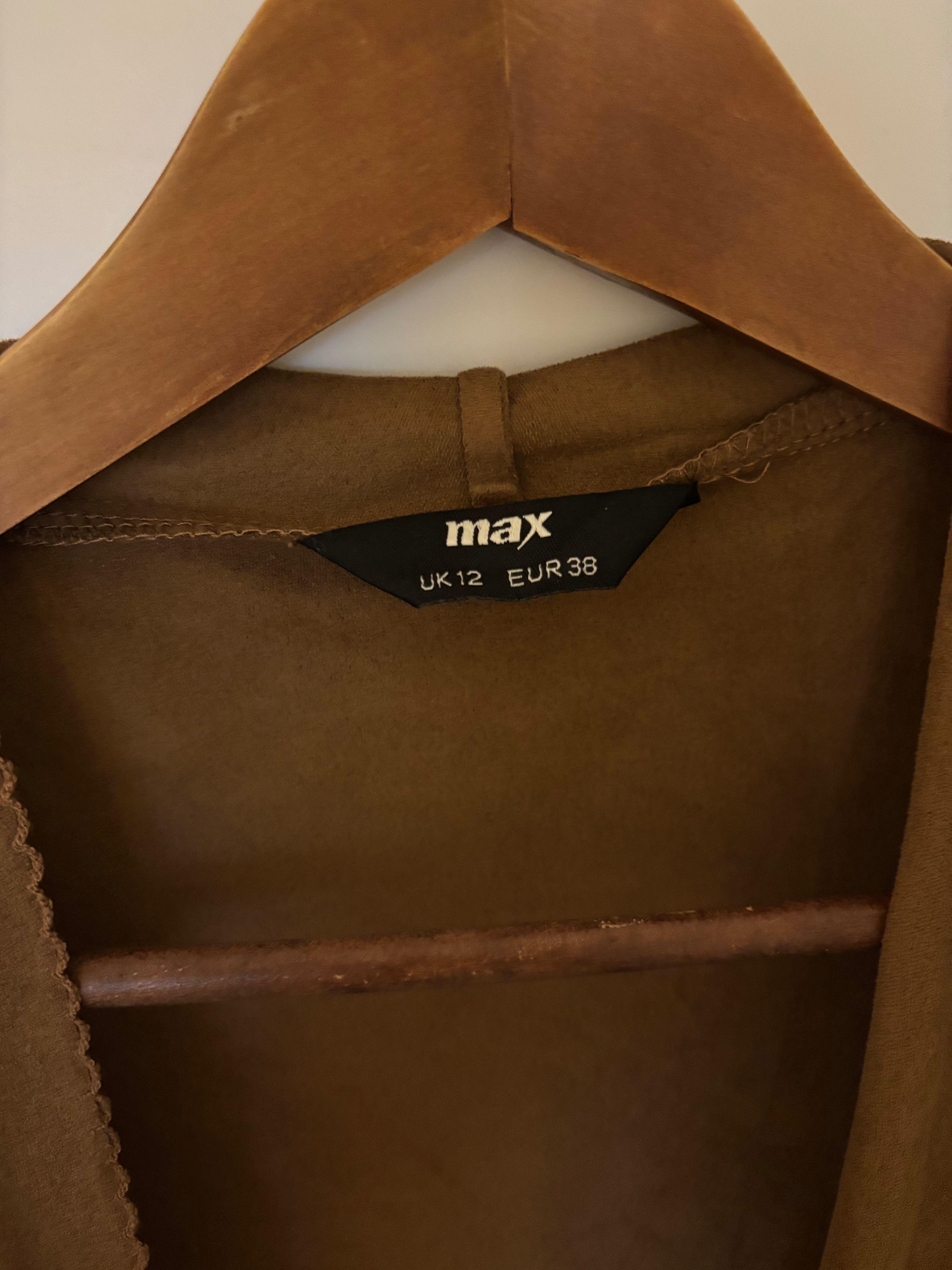 Stylowa narzutka w modnym kolorze camel