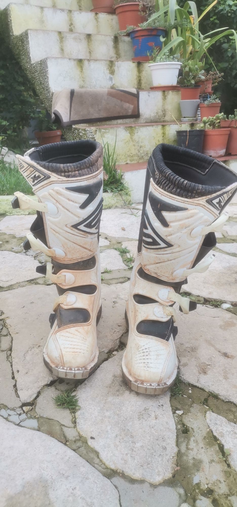 Botas e mala enduro