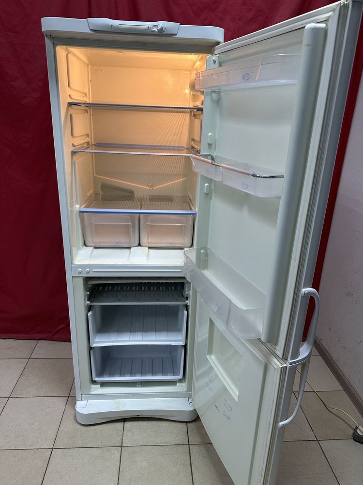 Холодильник Indesit 167 см