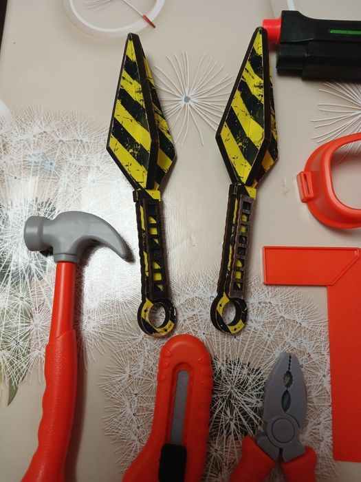 Набір іграшок для хлопчика,пістолет,інструменти,резиновий павук,змія.