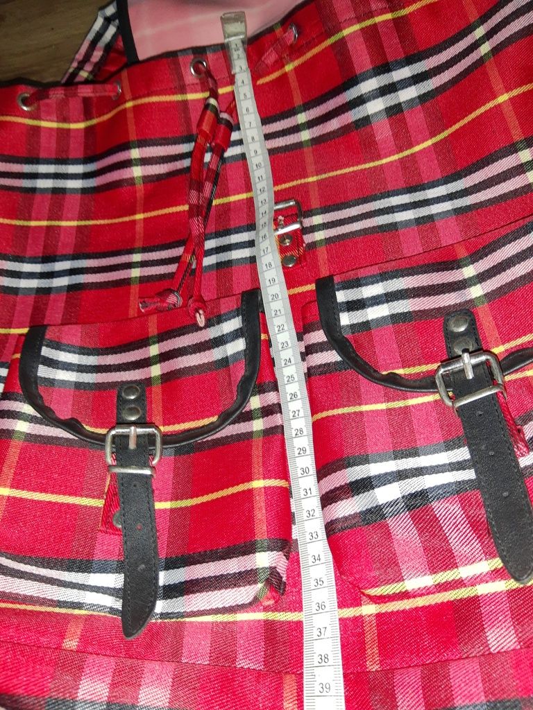 Plecak czerwony w szkocką kratę kultowy