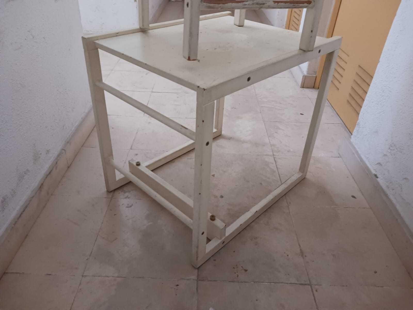 Mesa e cadeira de criança