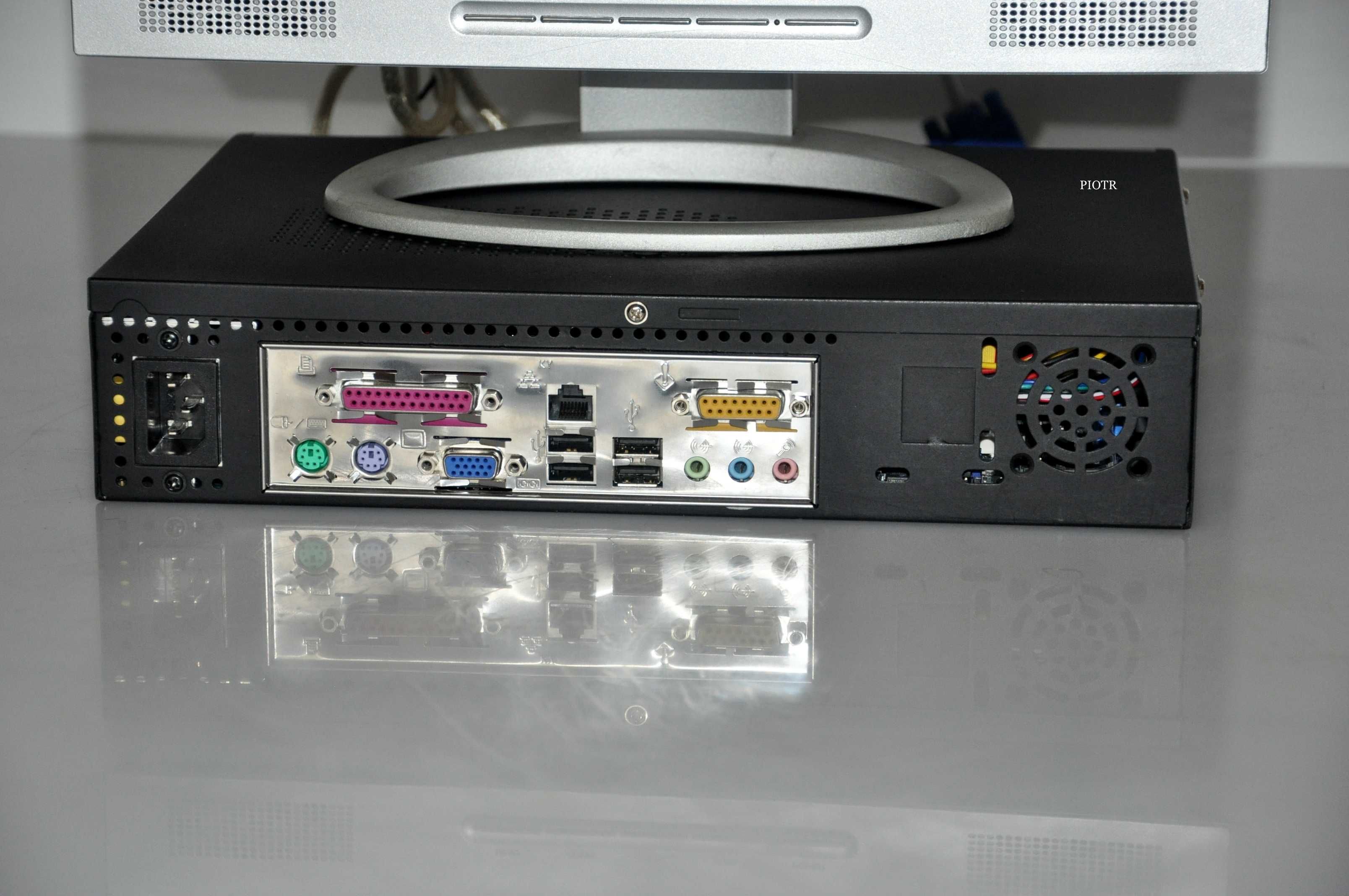 Komputer RETRO z monitorem LCD 14 " .