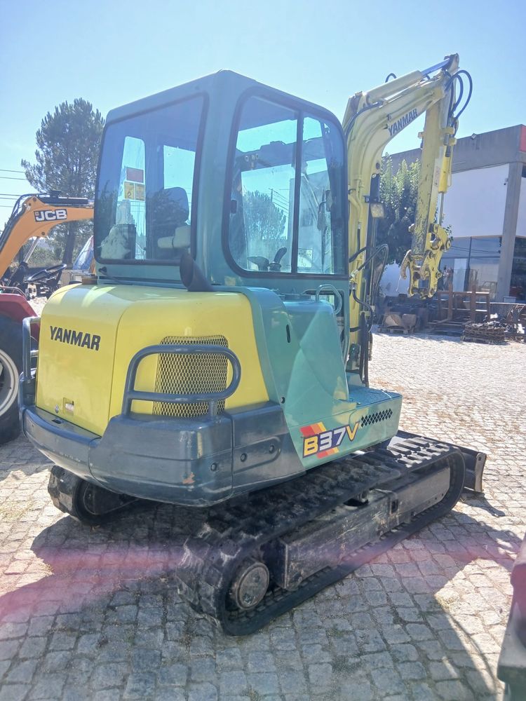 Mini-escavadora YANMAR B37V
