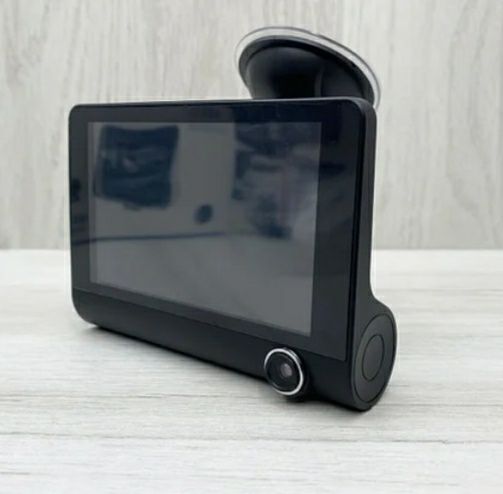 Відеореєстратор має три камери