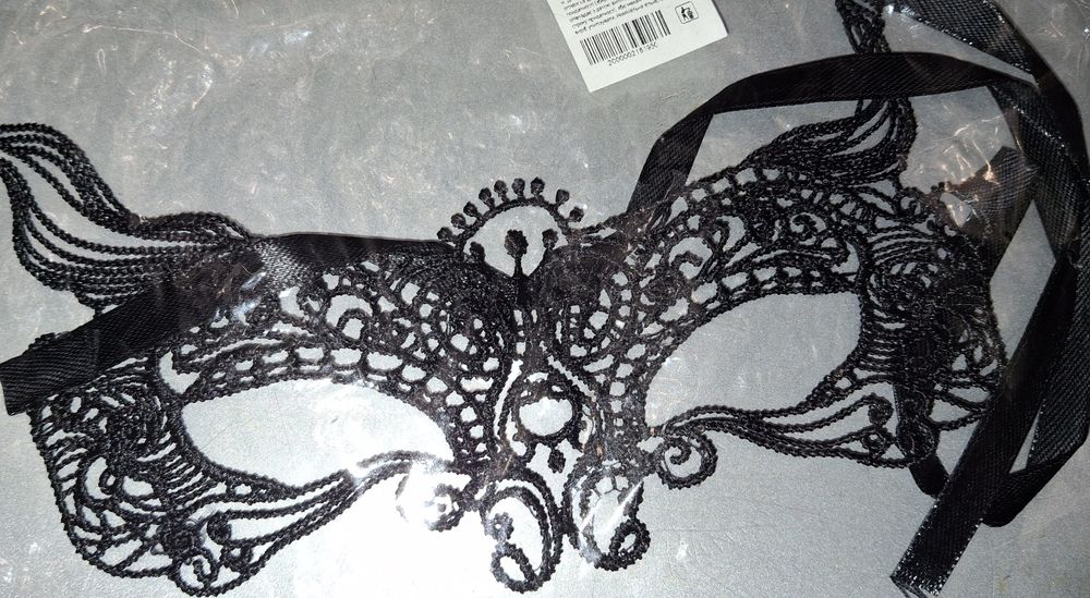 Маска чорна  хелоуин