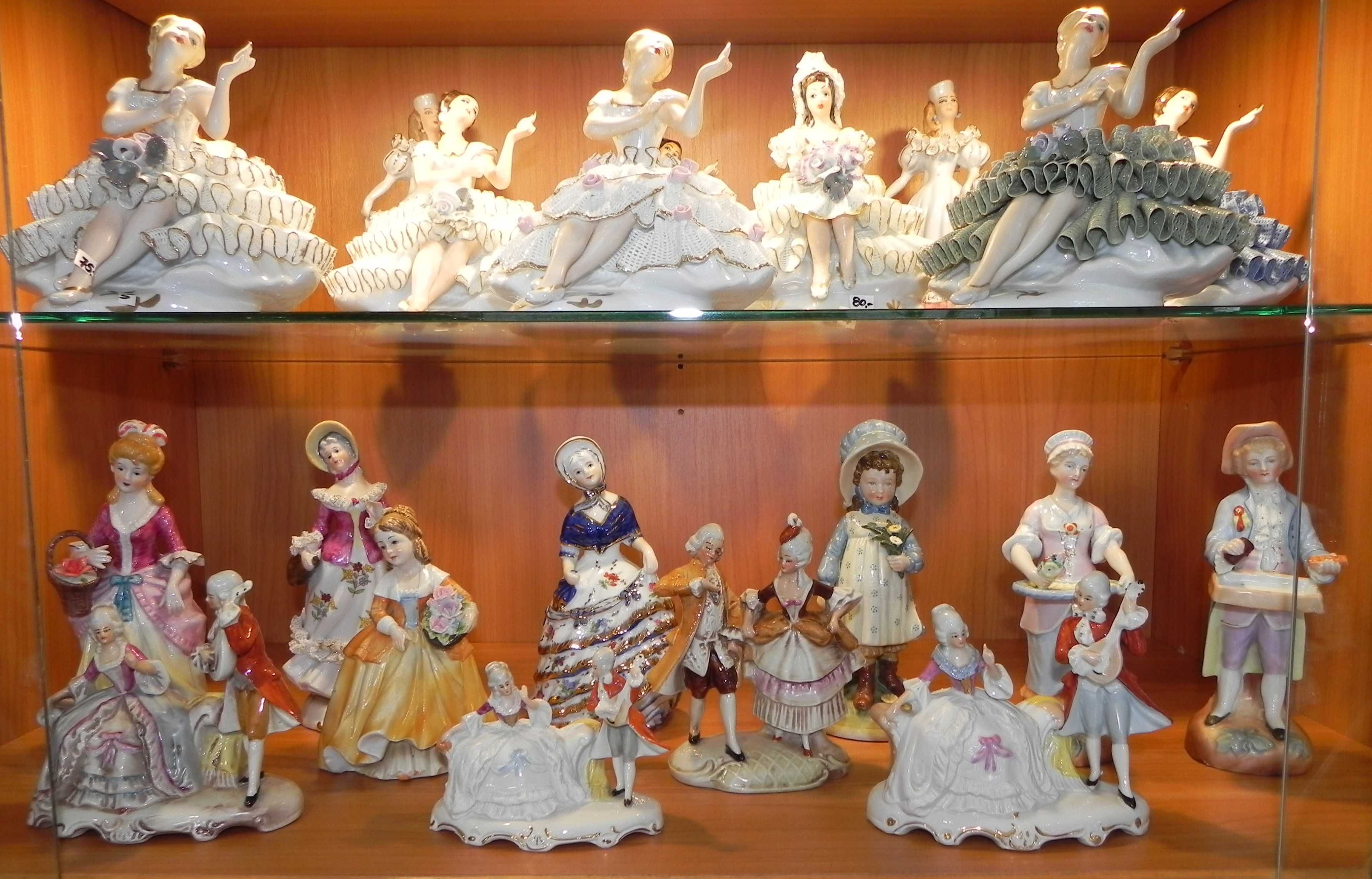 Porcelanowe figurki, stare, para  ulicznych sprzedawców słodyczy