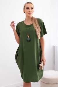 Sukienka z kieszeniami i wisiorkiem jasno zielona