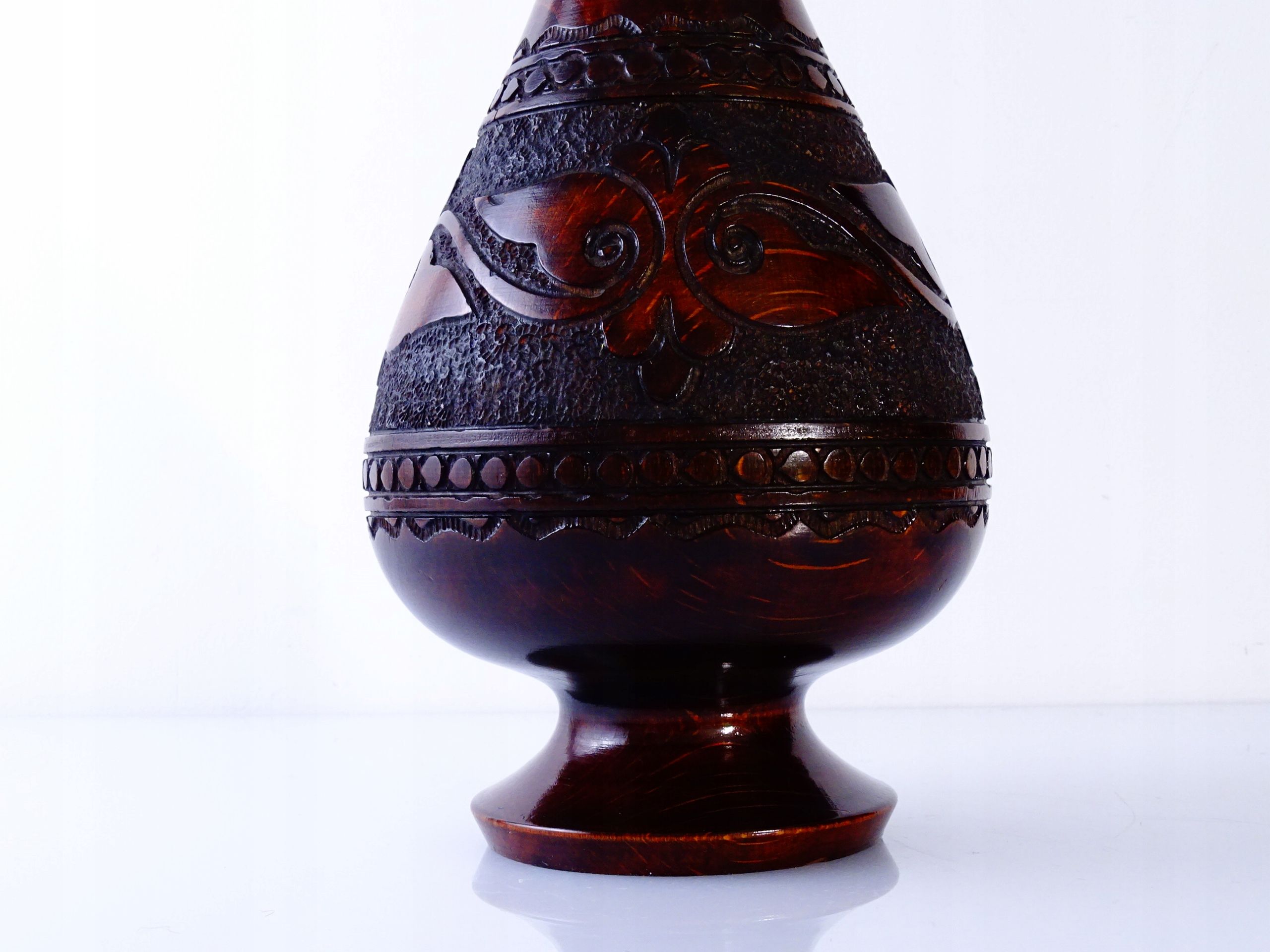 piękny stary drewniany rzeźbiony wazon