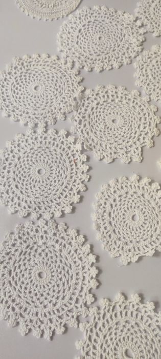 Conjunto de vários pequenos naperons tricotados à mão