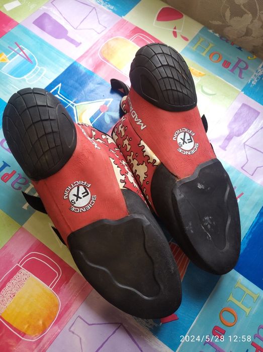 Скальні бутси   іде на 42-43розмір