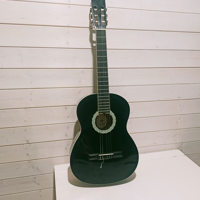 Gitara klasyczna, akustyczna.