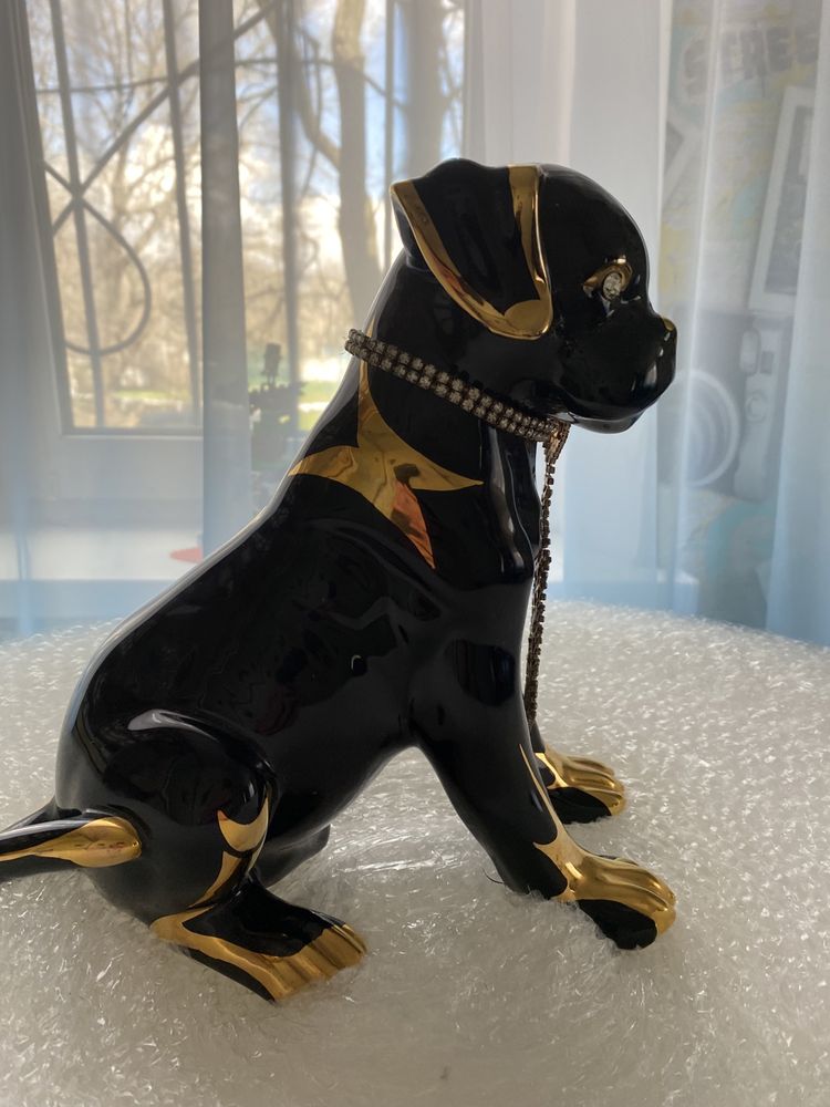 Статуэтка щенок черный с золотой отделкой.