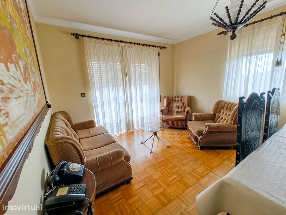 Moradia T4 composta por 2 pisos e terreno.