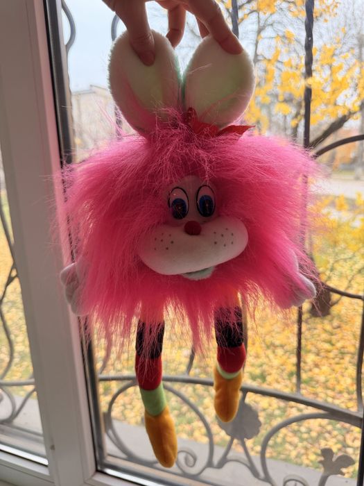 Мʼяка весела іграшка пухнаста рожева