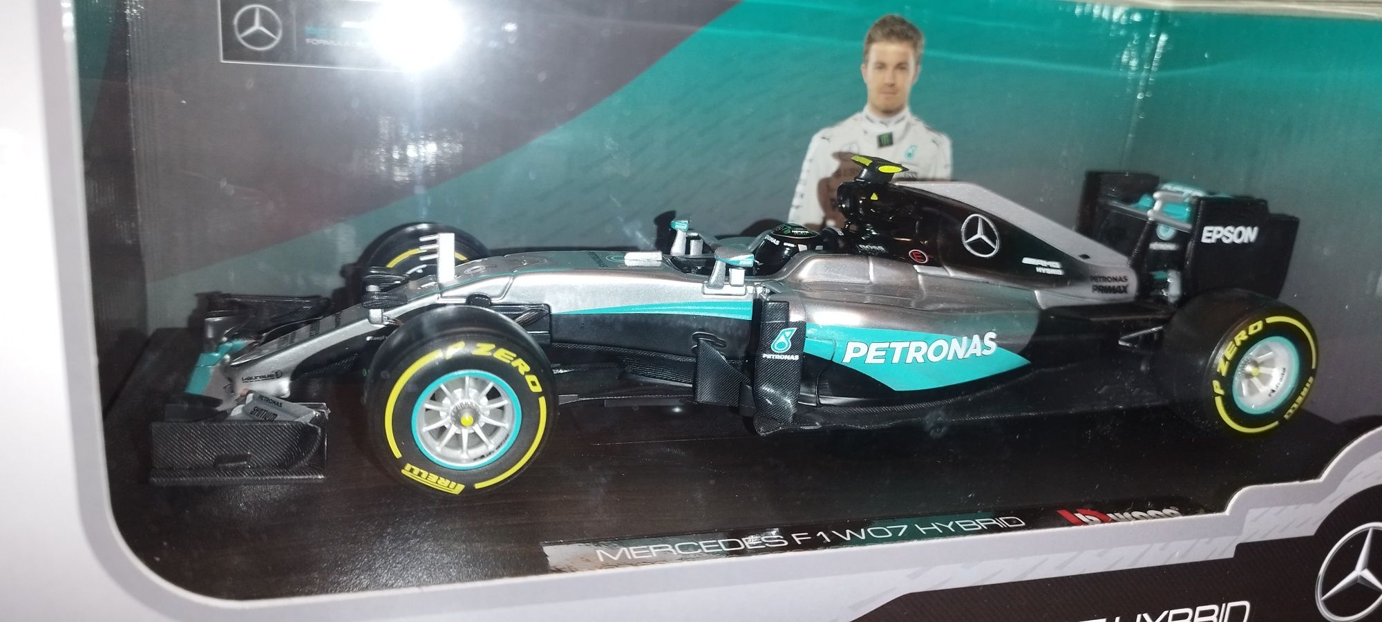 Bburago Bolid F1 Mercedes W07 Hibrid Petronus, w skali 1:18. Burago