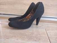 Czarne buty na obcasie