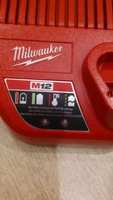 Зарядний пристрій Milwaukee M12.