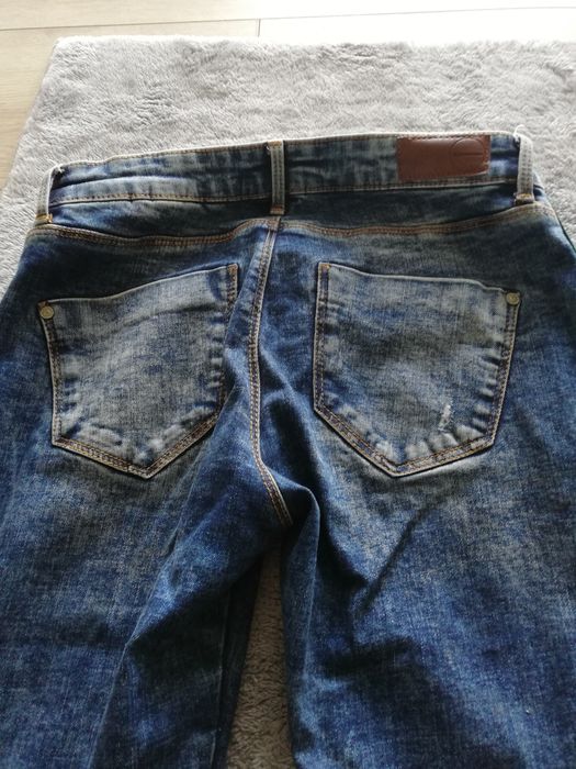 Sprzedam spodnie jeansowe rurki 34. Formy c&a