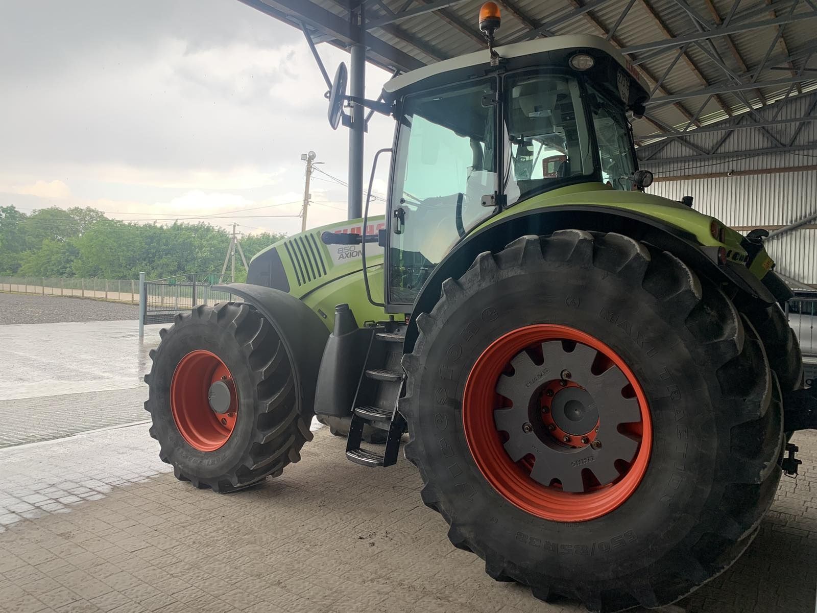 Трактор Claas Axion 850