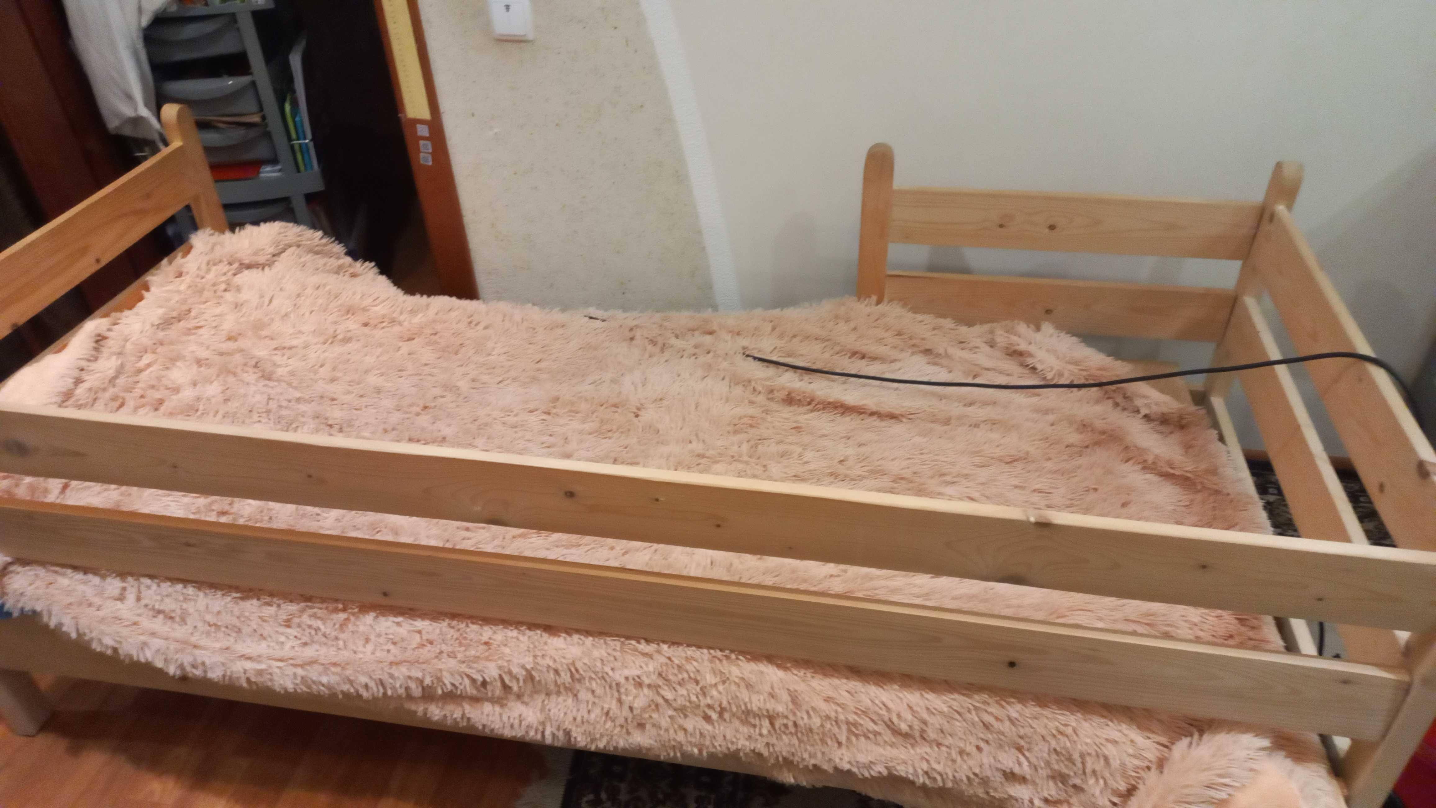 Дерев'яне ліжко з шухлядами