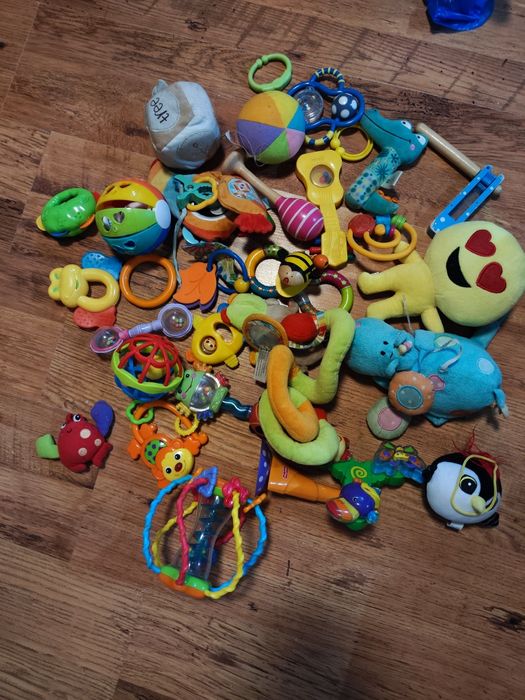 Zabawki grzechotki piszczałki