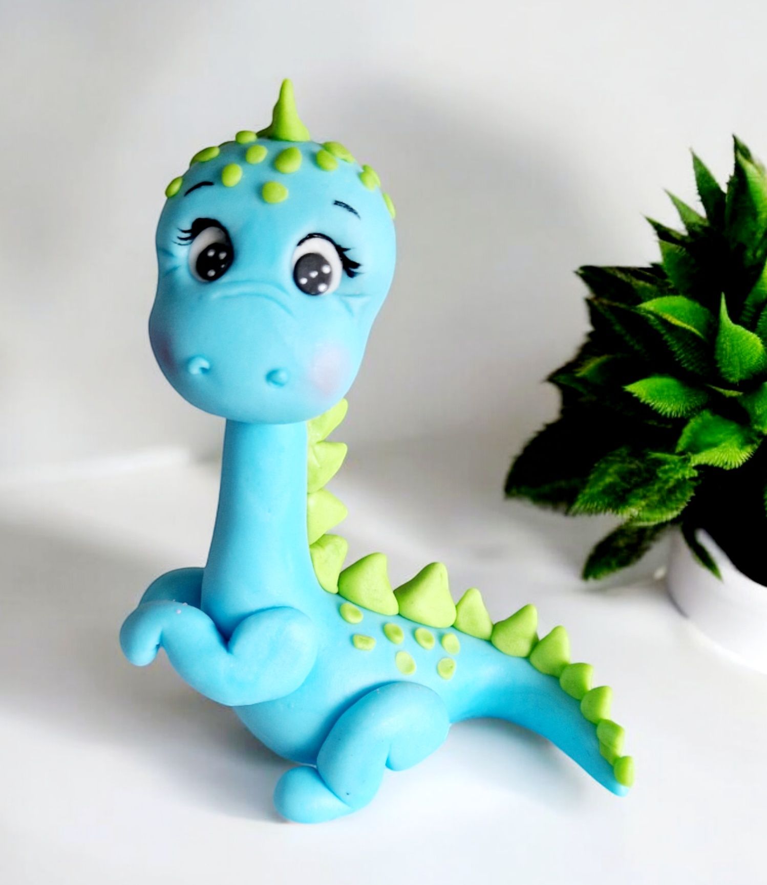 Dinozaur dekoracja na tort wykonana z masy cukrowej Saracino