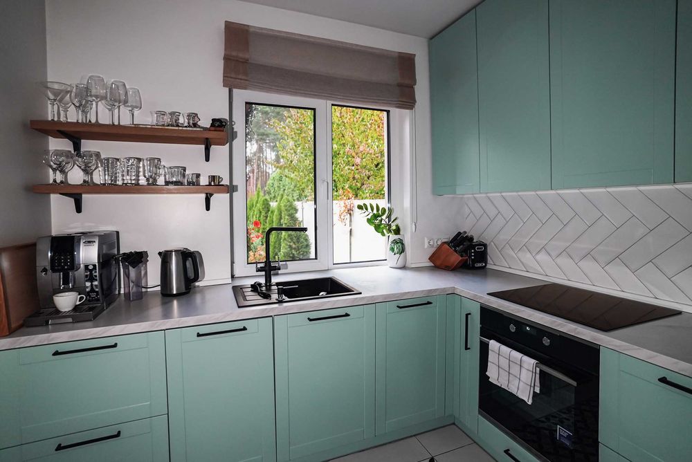 Оренда будинку біля лісу з ванною у спальні, каміном і мангалом.