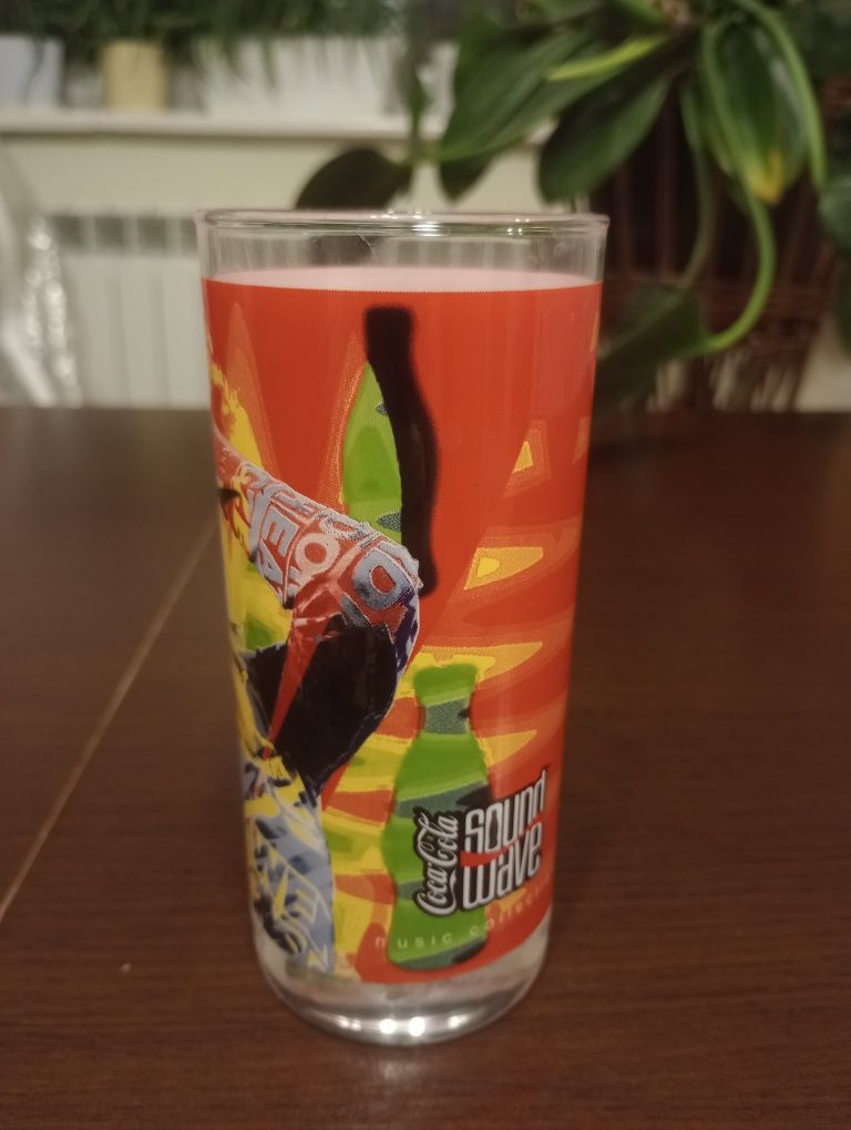 Szklanki coca-cola kolorowe