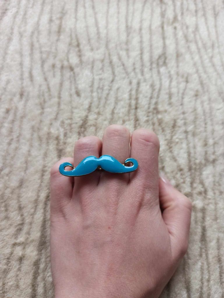 Pierścionek na dwa palce błękitny pierścionek wąsy moustache ring