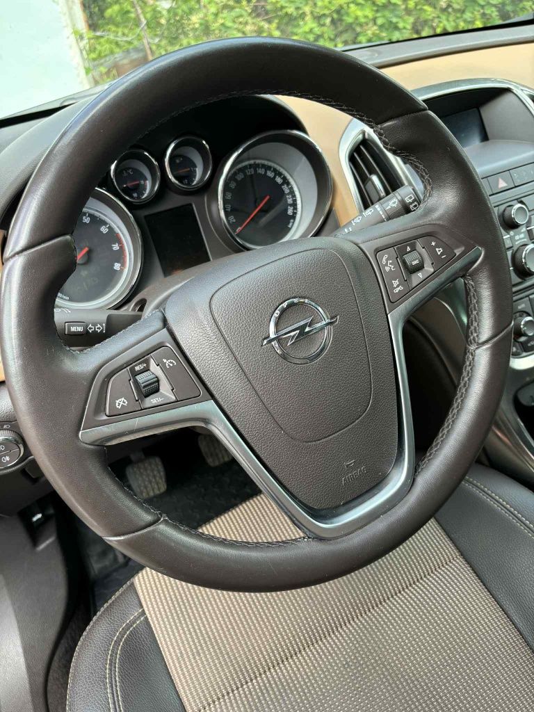Opel Astra J 1.6 T 2011