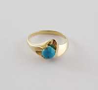 Złoty pierścionek zdobiony turkusem arizona