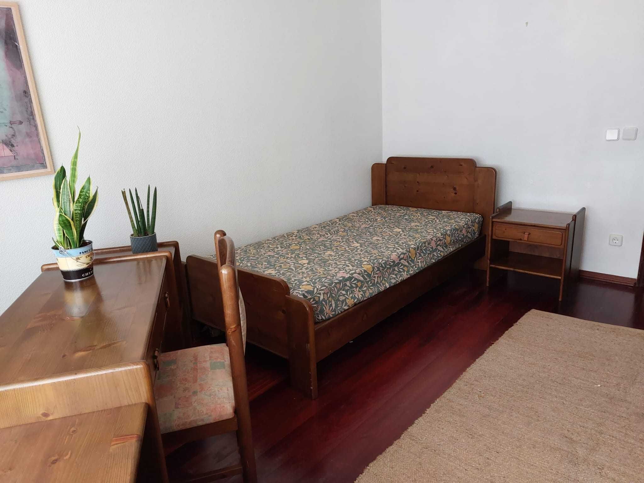 Conjunto de quarto - Cama, mesa de cabeceira, secretária e cadeira