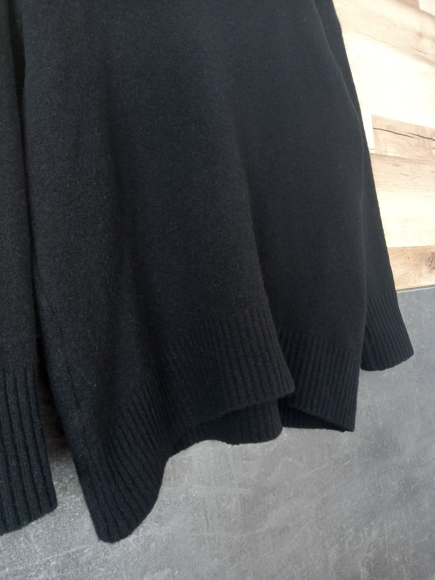 Massimo Dutti golf wełna czarny luźny sweterek z golfem asymetryczny