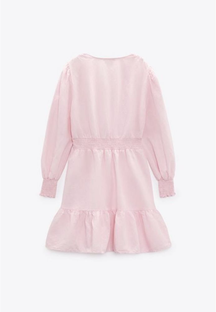 Коротка рожева сукня від Zara , бавовняно -лляна з V-образним вирізом.