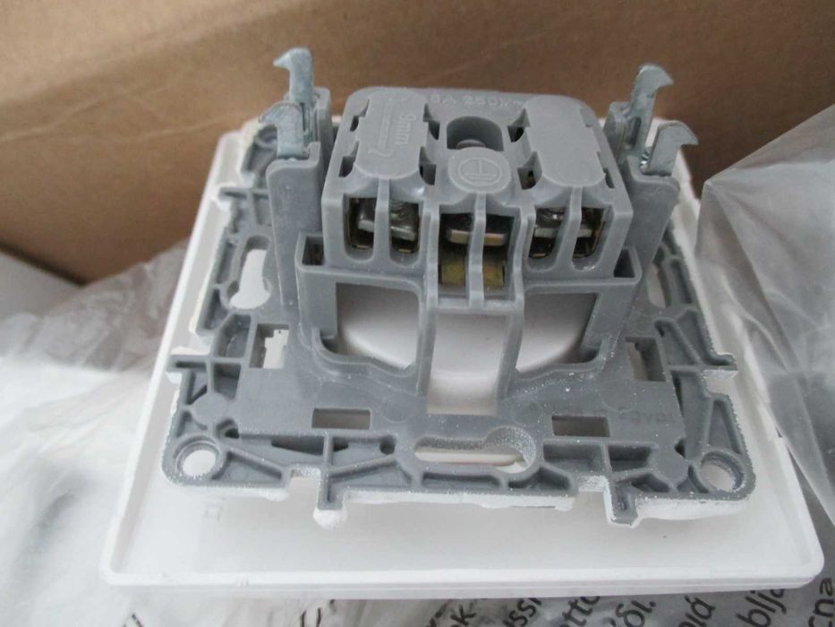 zestaw Legrand - wyłączniki i gniazda